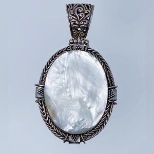 VINTAGE NWOT BALINESE SILVER Mother of Pearl pendant